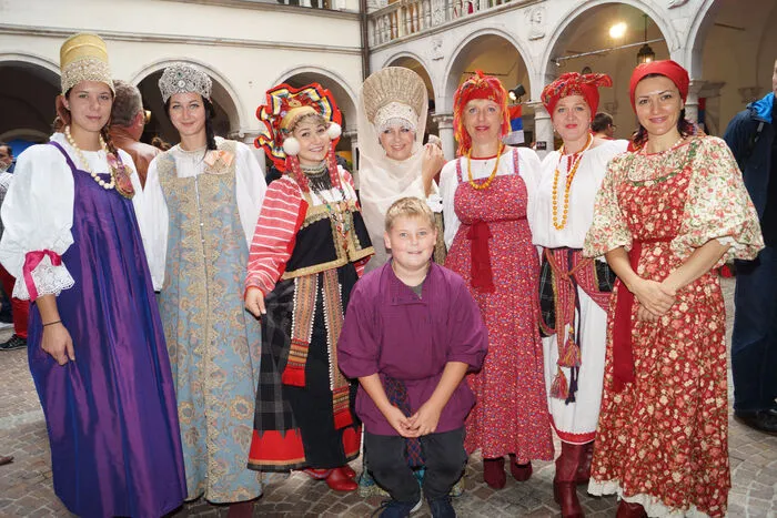 Von der russischen Kulturgemeinschaft: Raphaela Wallner, Julia Schöffmann, Adel Huspek, Marina Sonnvilla, Elena Baurecht, Oxana Tockner und Rene Schöffmann (vorne)
