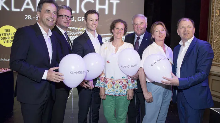 Von links: Bürgermeister Siegfried Nagl, Kulturlandesrat Christopher Drexler, Kulturminister Gernot Blümel, Opern-Chefin Nora Schmid, Landeshauptmann Hermann Schützenhöfer, Schauspielhaus-Chefin Iris Laufenberg und Bernhard Rinner (Theaterholding)