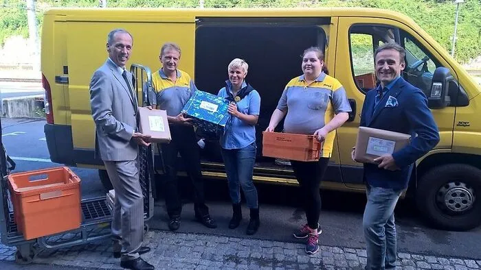 Ewald Gressl, Verlaufsleiter der Post AG, Zusteller Andreas Tropper, Stefanie Mattersberger, Melanie Stiglitz, Ferenc Ullmann, Geschäftsführer Lebenshilfe Leoben (von links)