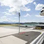 Landepiste und Tower des Flughafens Klagenfurt