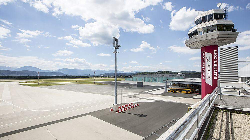 Landepiste und Tower des Flughafens Klagenfurt