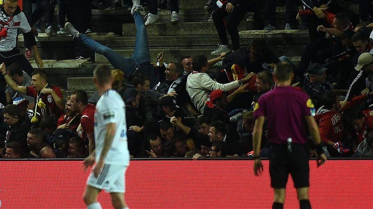 Fans stürzten von der Tribüne