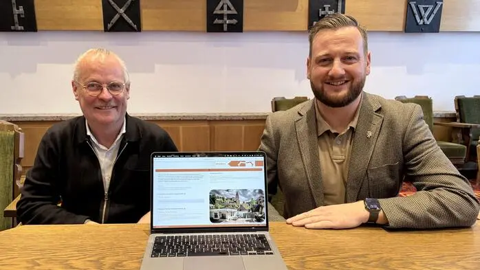Rainer Rosegger von der Agentur Scan und Bürgermeister Thomas Rauninger bei der Präsentation der Plattform