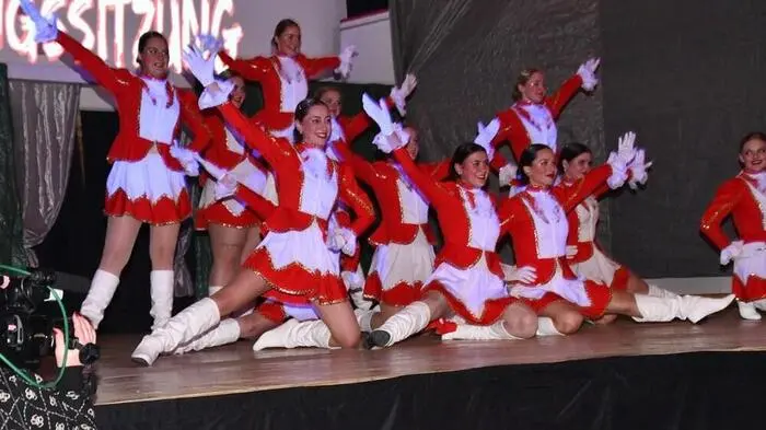 Knapp zwei Wochen vor dem Opernball in der Wiener Staatsoper fand dieser bereits in der Greimhalle St. Peter am Kammersberg statt, denn: Das Motto der Faschingssitzung lautete Opernball. Der Faschingsverein St. Peter mit Doris Auer und Gertraud Kreis an der Spitze und das gesamte Team sorgten für rund vier Stunden beste Unterhaltung.