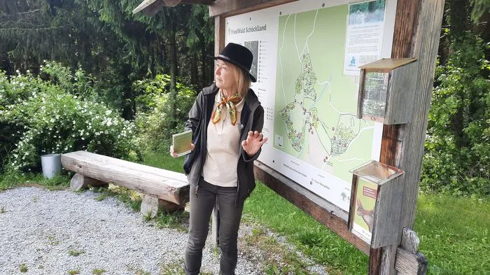 Gerlinde Sauseng begrüßt die Teilnehmerinnen und Teilnehmer des Weizer Hospiz-Grundseminars vor dem Eingang zum Friedwald in Kumberg.
