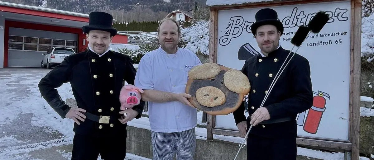 Volker Brandtner, Christoph Pietschnigg und Patrik Diederichs bringen am Silvestertag Glück in die Häuser