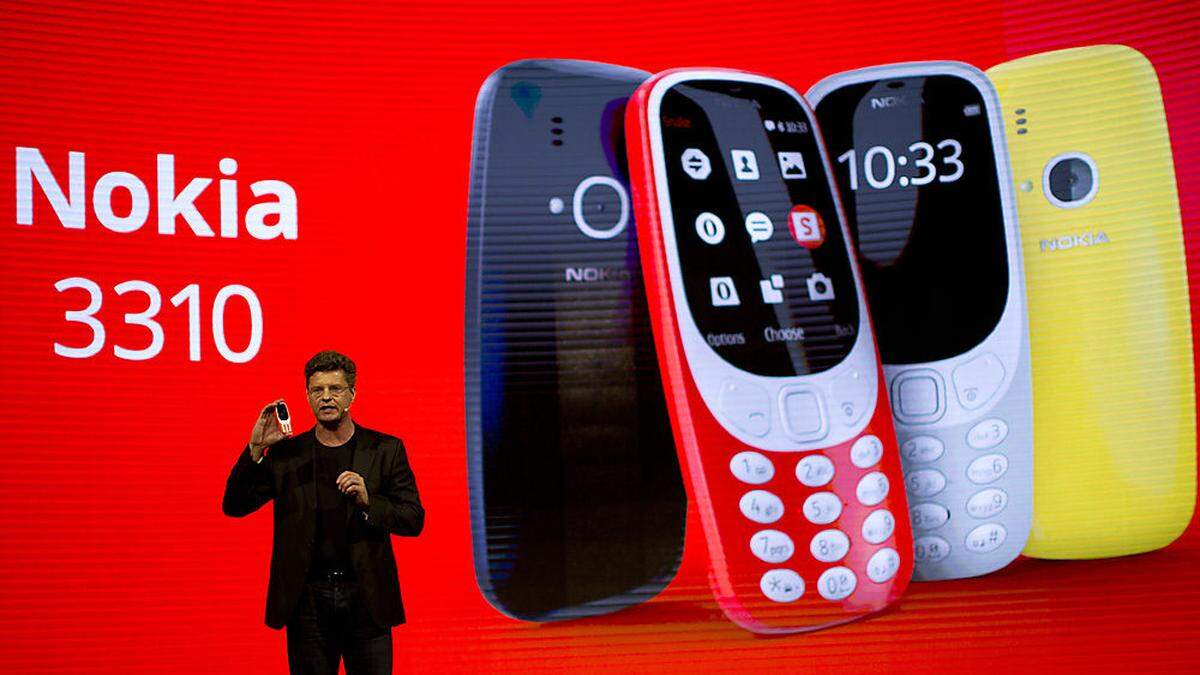 Arto Nummela präsentiert die neuen Modelle von Nokia 3310.