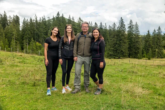 Mit den beiden Töchtern Stephanie und Antonia und seiner Frau Iris war ÖVP-LH Christopher Drexler heuer wandern – das Bild ist auf der Teichalm entstanden