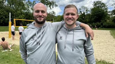 Die beiden Polizisten Patrick Seiss und Christoph Hubmann organisierten ein Volleyballturnier mit mehr als 60 Kolleginnen und Kollegen, um Spenden für die Strahlentherapie-Radioonkologie am LKH in Leoben zu sammeln