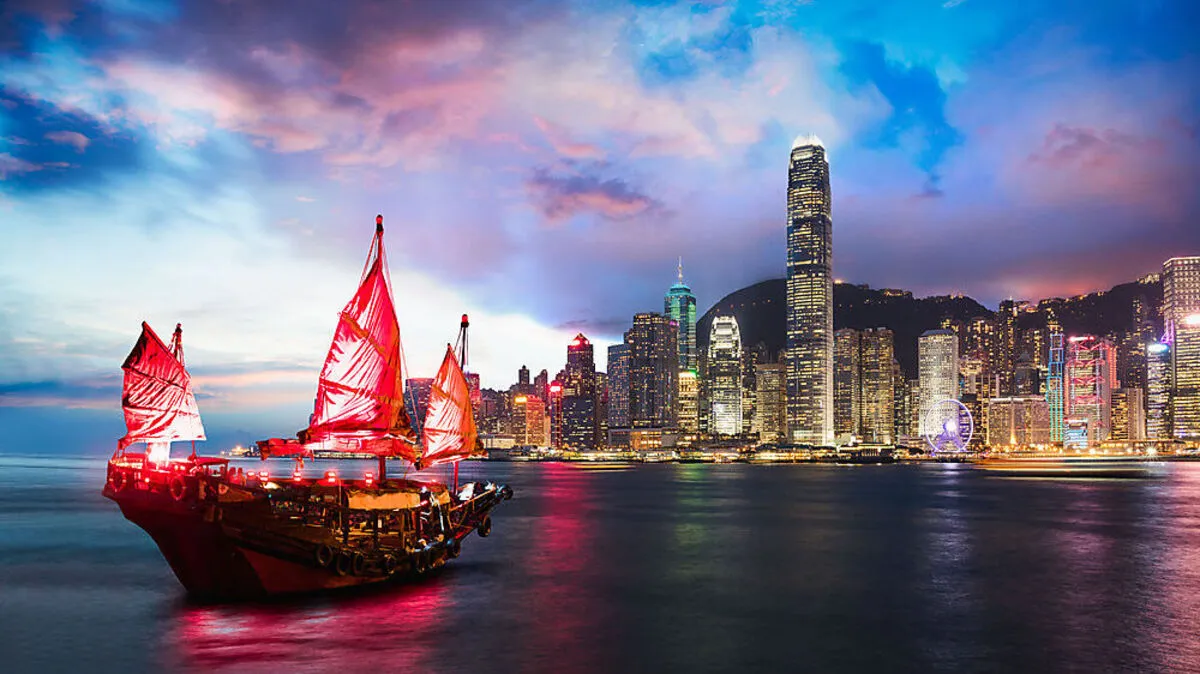 Die Dschunke hält auf den Victoria Harbour zu