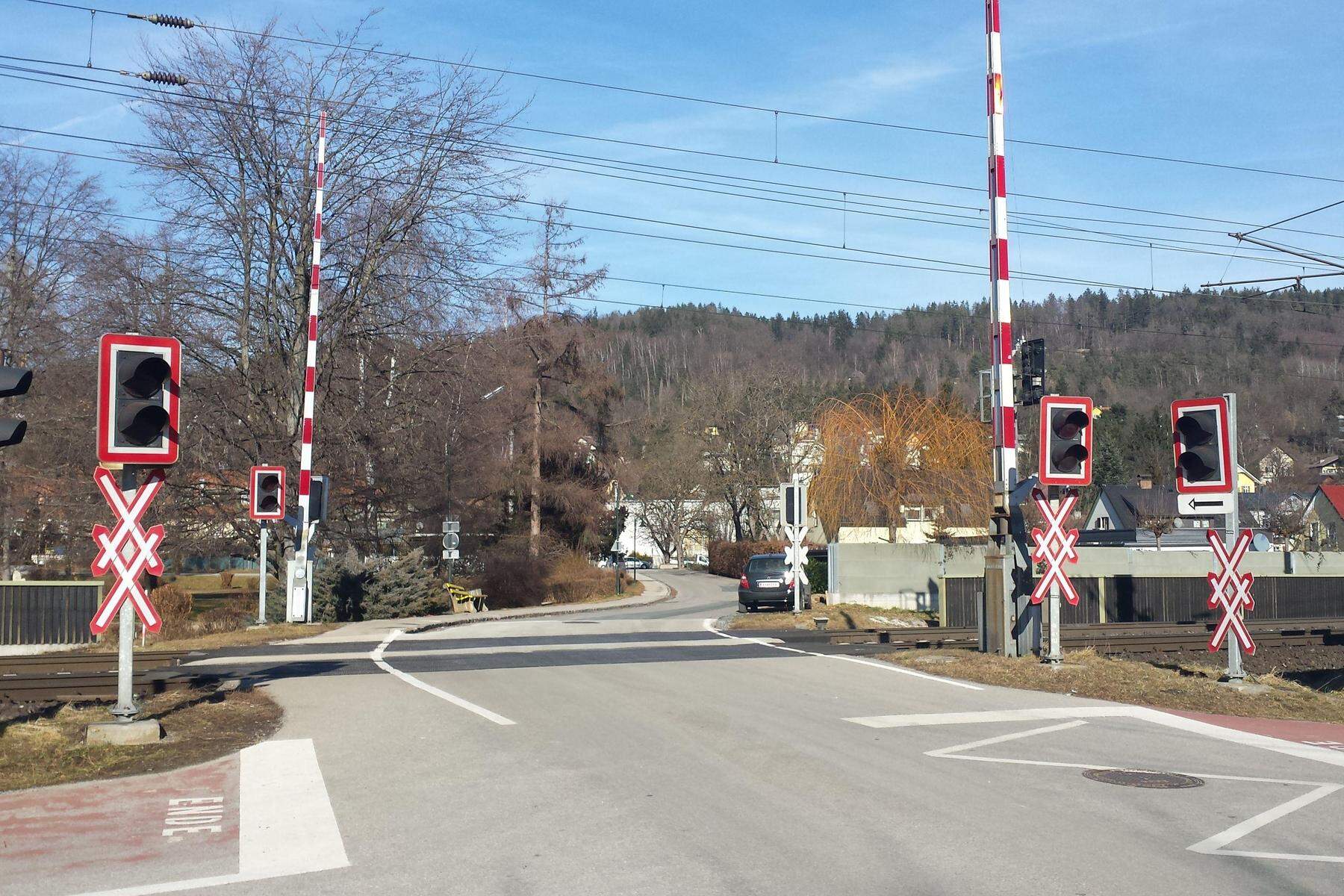 Soldaten als Retter: Auto auf Bahnübergang in Kärnten gefangen  