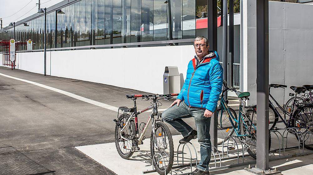 Radlobby-Obmann Ronald Messics beanstandet die Fahrradständer bei der Haltestelle West