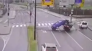 Unfall | Überwachungskamera filmte Unfall.