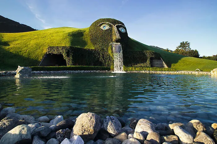 Im Garten des Riesen in den Kristallwelten im Tiroler Wattens trifft zeitgenössische Kunst auf alte Geschichte. Künstler, Designer und Architekten schufen um den Riesen eine weitläufige Parklandschaft.