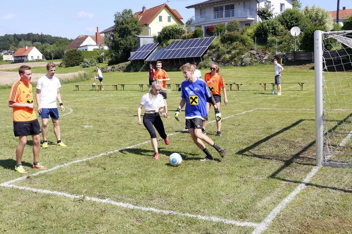 ...Volleyball, Fußball und Völkerball möglichst erfolgreich abzuschneiden.
