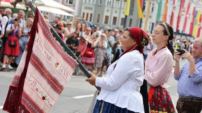 Rund 2000 Teilnehmer und tausende Zuseher nahmen am großen Trachtenfestzug teil