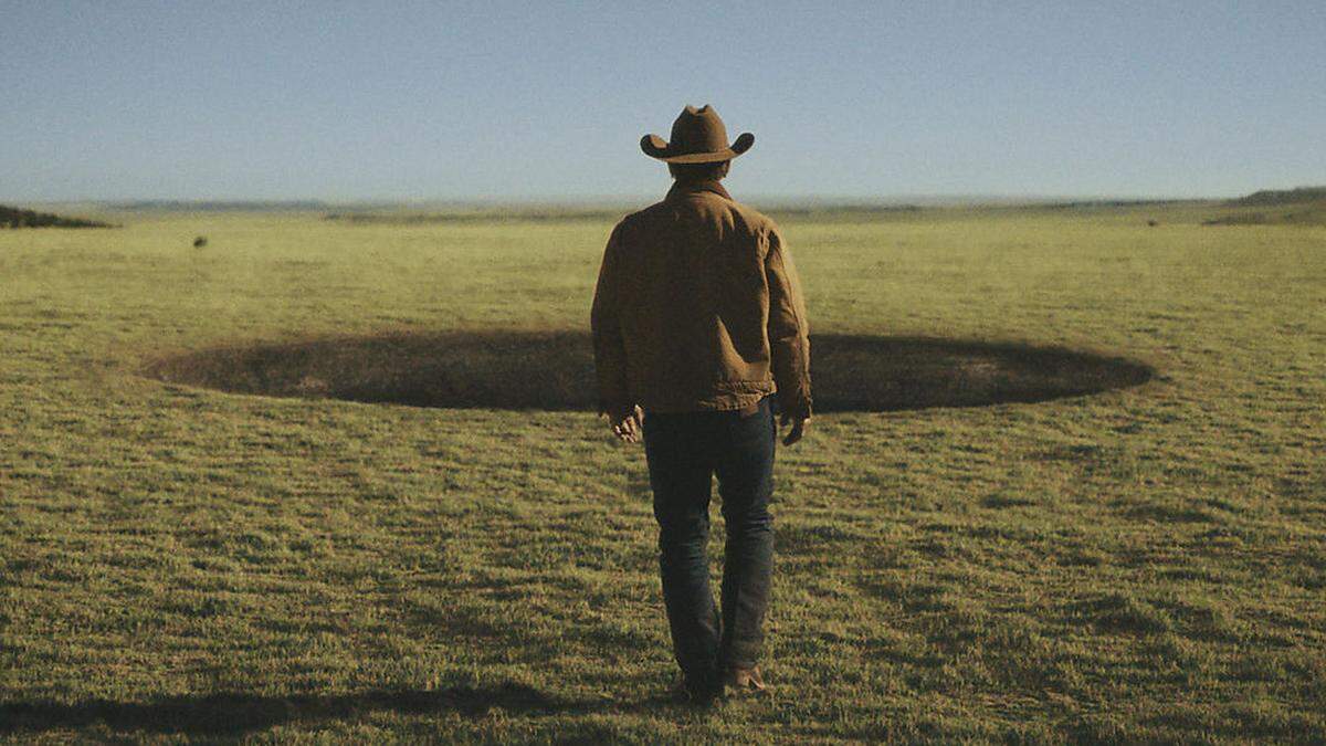 Viehzüchter Royal Abbott (Josh Brolin) findet ein riesiges Loch auf seiner Weide 