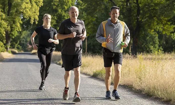 Scholz beim Laufen mit Personenschützern 2021