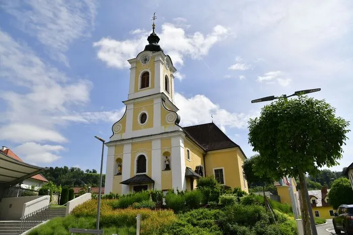 Nach der Messfeier und dem Konzert der Musikkapelle Schäffern gab es am Festplatz ein gemütliches Beisammensein und das spannende Seilziehen