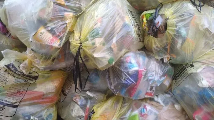 Freiburg Themenbild Haus Themenbild Haus - Gelbe S�cke liegen gesammelt am Stra�enrand und warten auf ihre Abholung ***