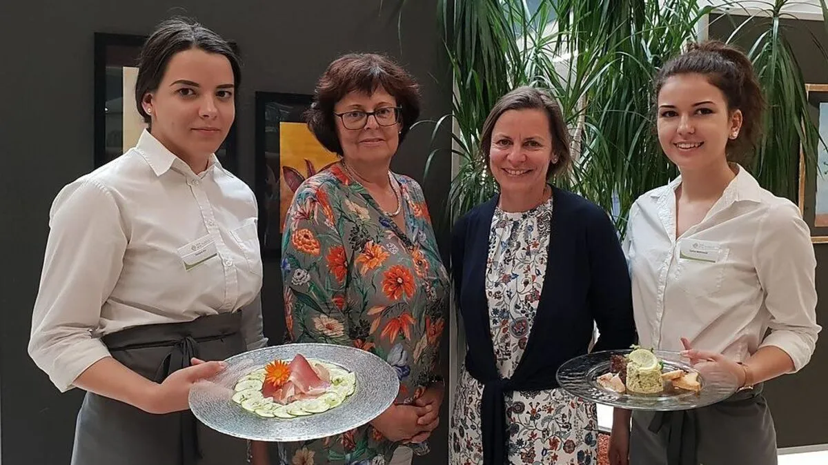 Die Schülerinnen Danijela Pol und Corina Weinhandl mit Direktorin Karin Puntigam und Fachvorständin Reinhild Reiter