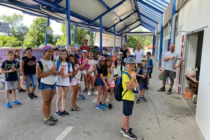 Aufregender Ausflug der Volksschule Ilztal Für die Schülerinnen und Schüler der Volksschule Ilztal ging es am Ende des Schuljahres zum Abfallsammelzentrum und zur örtlichen Kläranlage der Gemeinde. Auf dem Heimweg wurde ein Abstecher zu der Firma Kfz Schlenner unternommen. Hier gab es für die hungrigen Wanderer eine Stärkung.