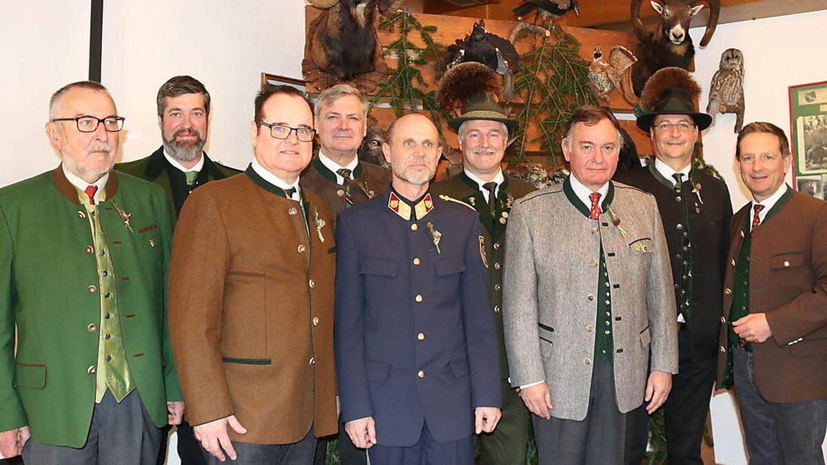 Josef Monz, Thomas Gadner, Gert Andre Klösch, Walter Brunner, Klaus Innerwinkler, Franz Josef Smrtnik, Ferdinand Gorton, Franz Koschuttnig und Christian Benger (von links) vor Trophäen