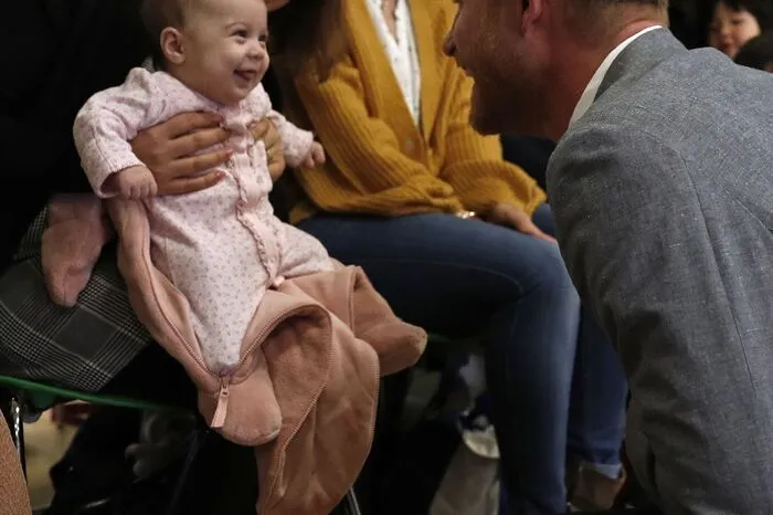 Die kleine Naz schenkte dem Prinzen alsbald ihr bestes Lächeln und Harry spornte sie weiter mit Grimassen und Zungenzeigen an.