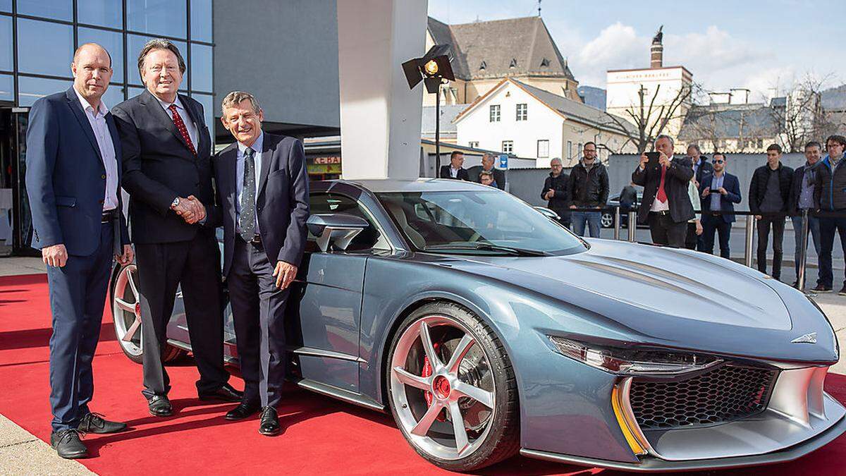 Daniel Baumgartner (Hispano Suiza), Erwin Leo Himmel (Designer und Hispano-Eigentümer) und Designer Olivier Boulay vor dem 2,2 Millionen Euro teuren Auto