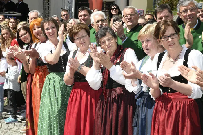 Donnernder Applaus der vielen Vereine bei der Ankunft von Anna Gasser am Platz vor dem Millstätter Rathaus.