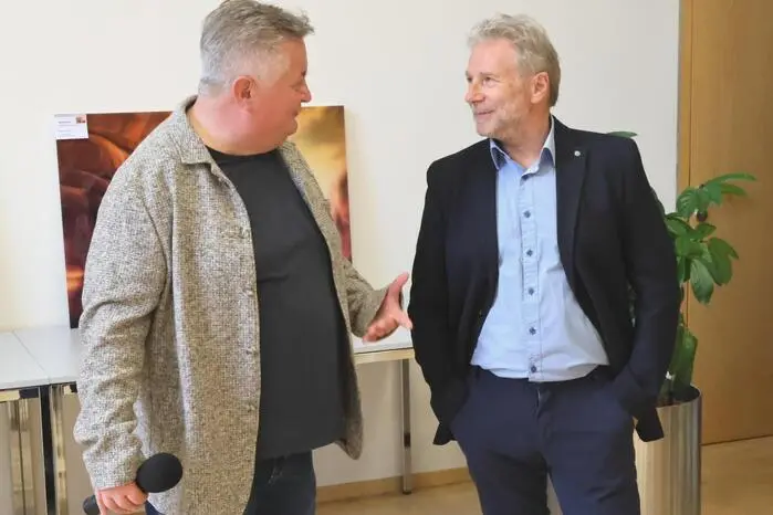 Von den  Werken begeistert zeigten sich unter anderem „Hausherr“ Bürgermeister Wolfgang Grilz, Künstlerkollege Frank Heller, Chorleiterin Margrit Ramprecht, Bauernbackhendlfest Längsee-Urgestein Sepp Liesinger sowie Schauspieler Hermann Traninger (links), welcher das Trio mit launigen Worten im Kultursaal vorstellte. 