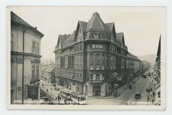 In den Geschäftsräumlichkeiten im Parterre waren im Laufe der Jahrzehnte ganz unterschiedliche Betriebe zu finden. Unter anderem ein Autohaus.