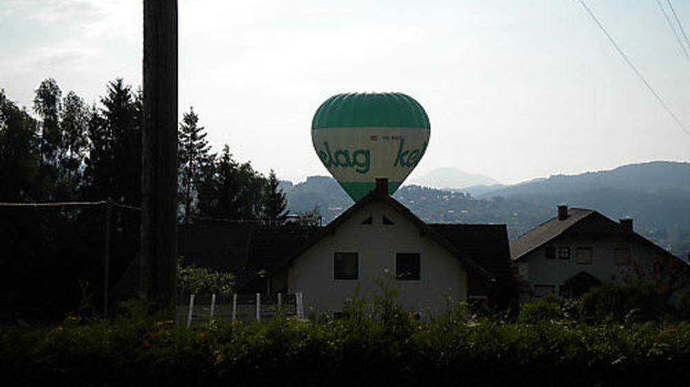 Dieser Ballon flog vor Kurzem nahe an Häusern und Bäumen vorbei und landete dann auf einem Feld