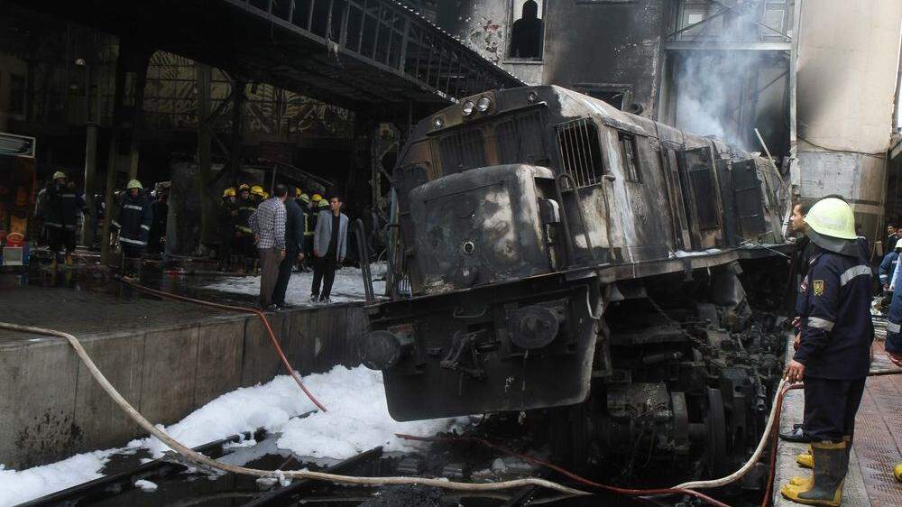 Auf dem Hauptbahnhof von Kairo hat ein Feuer viele Tote gefordert
