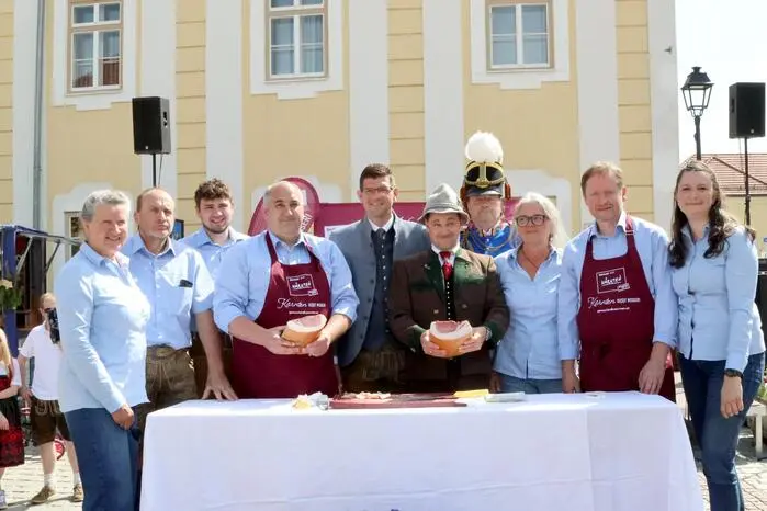 Neben dem offiziellen Speckanschnitt durch und den „Fockenbauer aus Steierberg“ (Gunnar Zechner Bildmitte mit Hut) stand am Samstagnachmittag unter anderem eine Modeschau auf dem umfangreichen Programmkalender. 