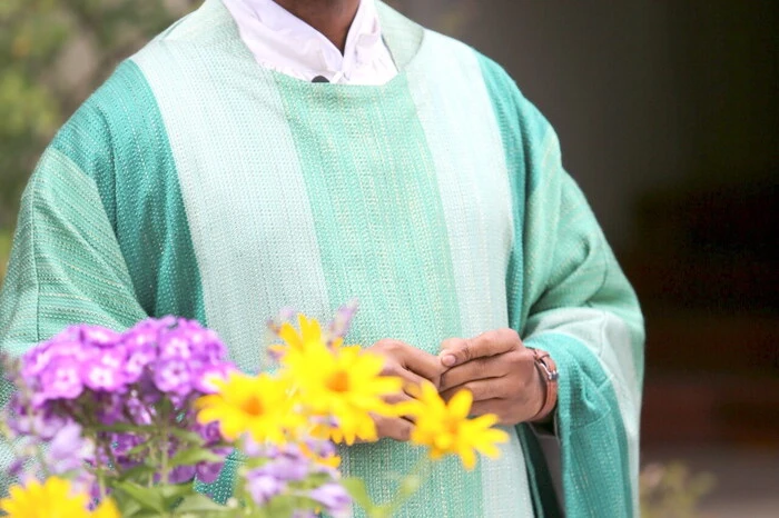 Nach dem Gottesdienst mit Pfarrer Charles Ogunambala (unser Foto) saß man noch viele Stunden gemeinsam im Garten des Pfarrhauses zusammen.