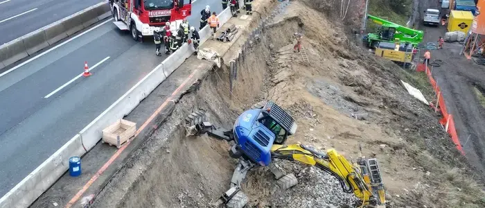 Ein Bagger wurde bei dem Hangrutsch im Dezember mitgerissen