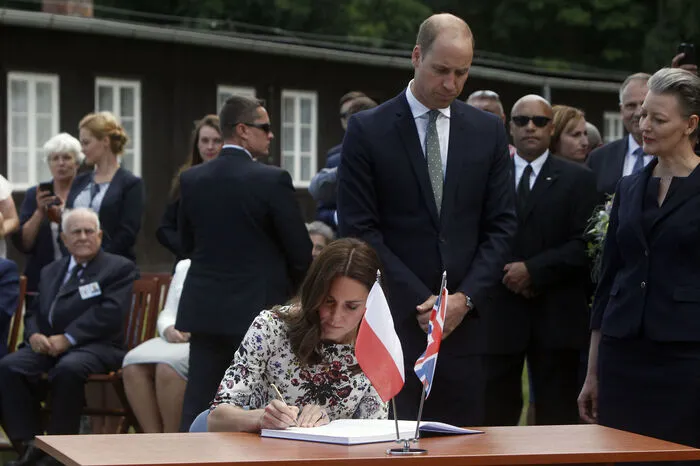 Kate und William trugen sich in Stutthof in das Kondolenzbuch ein...