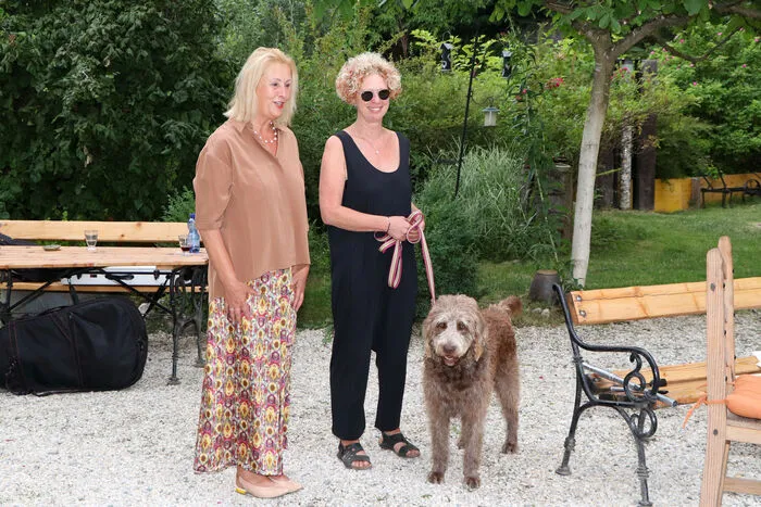 Die Kunstmühleninhaberin Eveline Koren mit der Konzertveranstalterin Gabi Sailer bei der Begrüßung.