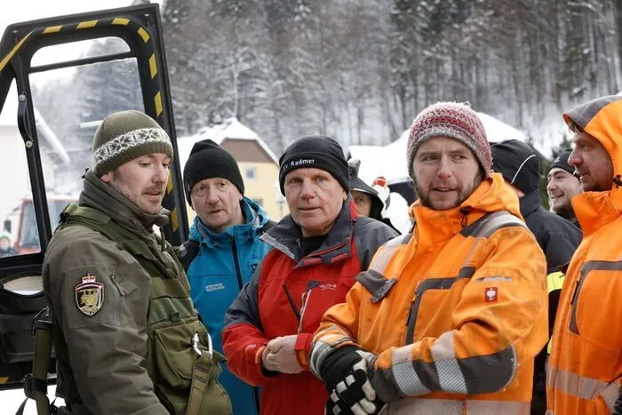 Ludwig Gottsbacher, Radmers Bürgermeister (3.v.l.): „Wir wollen uns bei allen bedanken, die heute stundenlang ausgeharrt und beherzt angepackt haben, damit zumindest die Lebensmittelversorgung für die nächsten Tage wieder gesichert ist.“