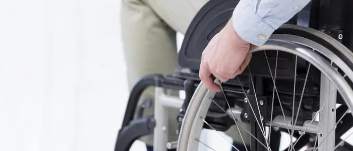 Person in einem Rollstuhl
