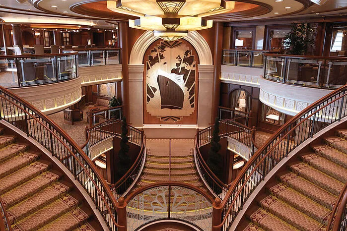 Die Grand Lobby mit ihren geschwungenen Treppen.