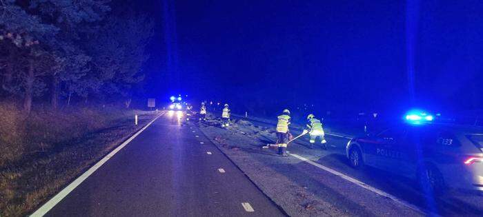 Die Feuerwehren Althofen und Kappel am Krappfeld kehrten das Getreide von der Straße