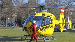Ein Rettungshubschrauber flog einen verletzten Spieler des SK Treibach ins UKH (Symbolfoto)