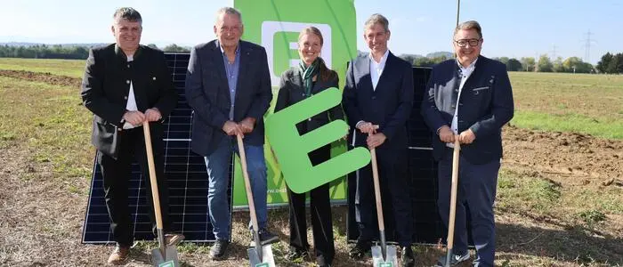 Spatenstich für den PV-Park Bachsdorf (v. l.): Projektleiter Hermann Dornhofer, Bürgermeister Franz Labugger, Doris Wolkinger, Teamleiterin Photovoltaik bei Green Power, sowie die Energie-Steiermark-Vorstände Werner Ressi und Martin Graf