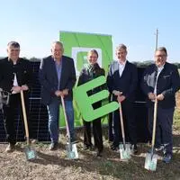 Spatenstich für den PV-Park Bachsdorf (v. l.): Projektleiter Hermann Dornhofer, Bürgermeister Franz Labugger, Doris Wolkinger, Teamleiterin Photovoltaik bei Green Power, sowie die Energie-Steiermark-Vorstände Werner Ressi und Martin Graf