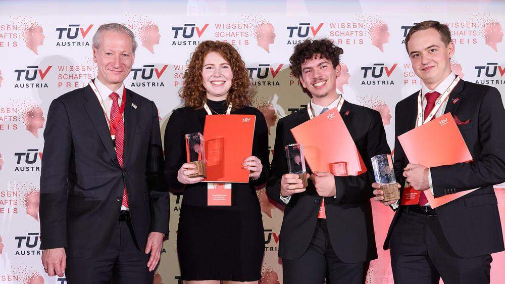 Silvana Oberhauser, Christian Gerold und Dominik Mitterfellner mit TÜV-Austria-CEO Stefan Haas