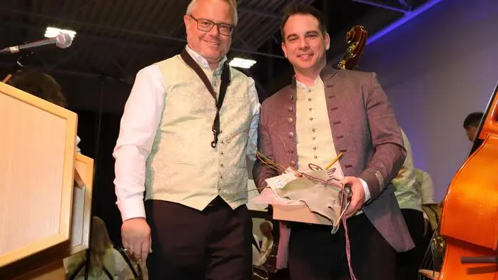 Von Obmann Horand Gailer gab es nette Worte und ein Geschenk für den Kapellmeister Michael Uhr.
