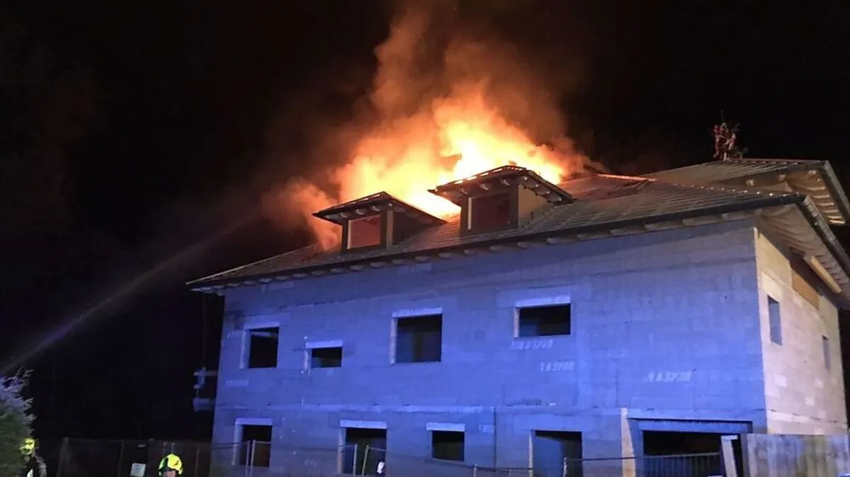 Großeinsatz der Feuerwehren: Brand in Neubau