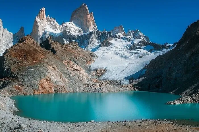 Argentinien. Weite Ebenen, Berge, Gletscher und Seen – die Landschaft Patagoniens ist definitiv einzigartig und lockt mit so einigen Panoramablicken. Besonders beeindruckend ist es, dem mächtigen Perito-Moreno-Gletscher ganz nahe zu kommen und die spektakuläre Eisformation zu überqueren.